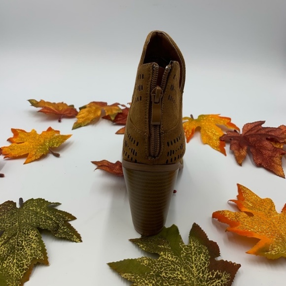 Laser Detailed Chunky Heel Peep Toe Booties - Picture 4 of 8